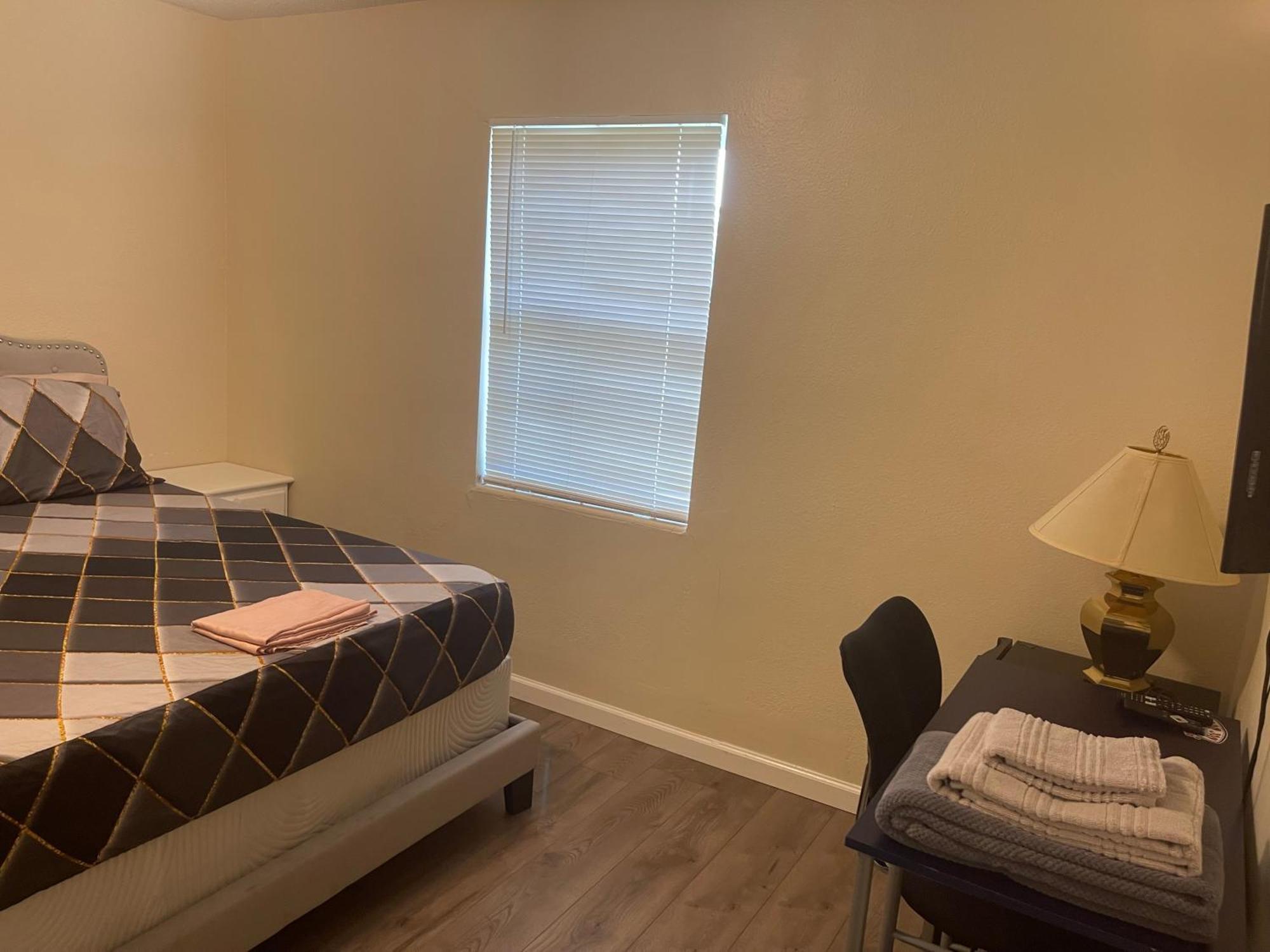 Private Queen Bedroom C Shared Common Spaces 포르 피어스 외부 사진